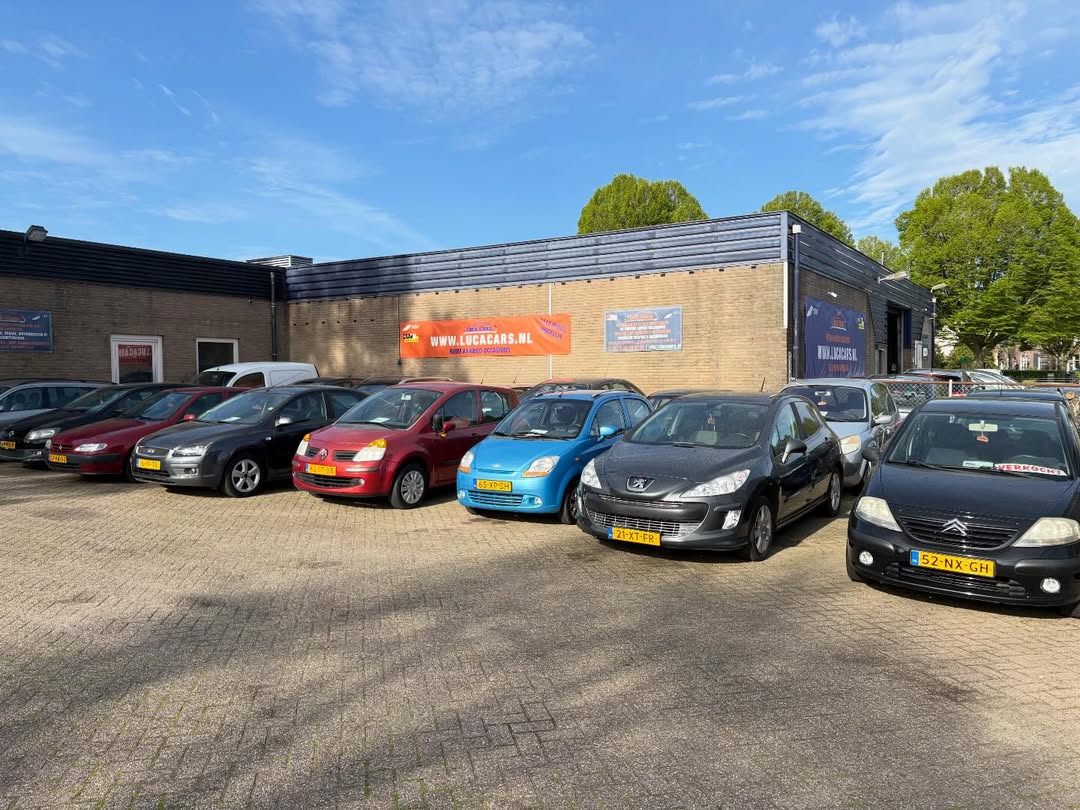 Buitenterrein en voorraad van Luca Cars B.V.