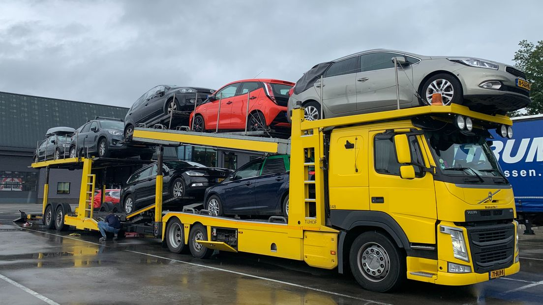 Autotransport met meerdere voertuigen op een transporter